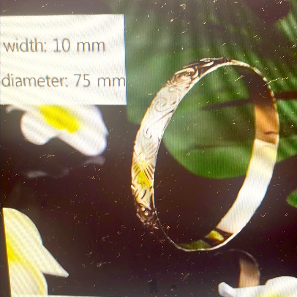Elegant Gold Bangle